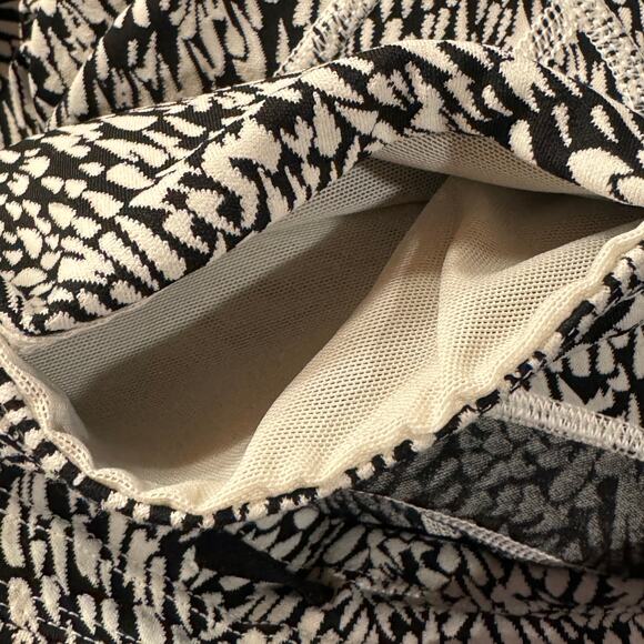 Athleta Medium Ultimate Stash II Textured 7/8 Leggings Abstract Pockets Mid-Rise - Picture 6 of 10